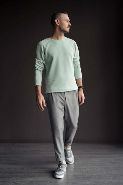 Modèle portant le Pantalon Homme Mr Stilo - Patron couture PDF du XS au XL, élégant et polyvalent, patron de couture pdf à télécharger.