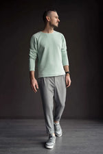 Modèle portant le Pantalon Homme Mr Stilo - Patron couture PDF du XS au XL, élégant et polyvalent, patron de couture pdf à télécharger.