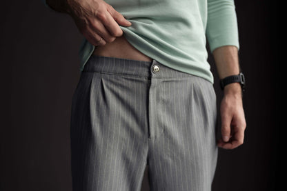 Pantalon Homme Mr Stilo - Patron couture PDF du XS au XL, pantalon gris avec bouton, patron de couture pdf à télécharger pour hommes.