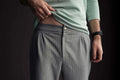 Pantalon Homme Mr Stilo - Patron couture PDF du XS au XL, pantalon gris avec bouton, patron de couture pdf à télécharger pour hommes.