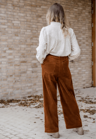 Pantalon OPAZ taille haute et jambes larges, modèle à coudre, vue arrière avec blouse blanche.