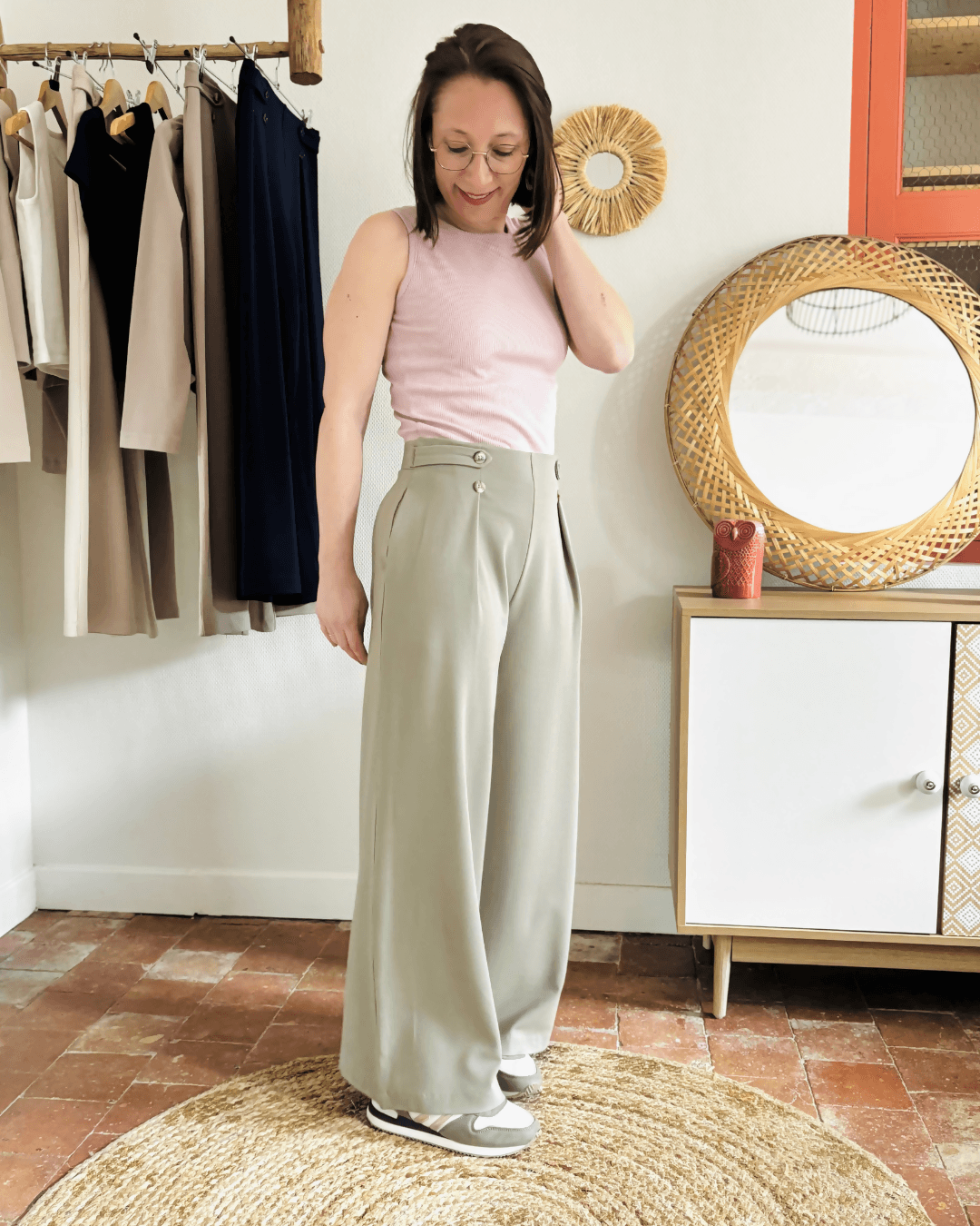 Femme portant le Pantalon Pym’s - Patron PDF Femme du 32 au 52, patron de couture pdf à télécharger