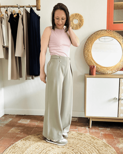 Femme portant le Pantalon Pym’s - Patron PDF Femme du 32 au 52, patron de couture pdf à télécharger