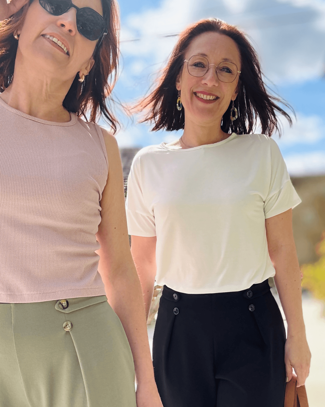 Deux femmes portant le Pantalon Pym’s - Patron PDF Femme du 32 au 52, patron de couture pdf à télécharger, coupe ample et élégante.