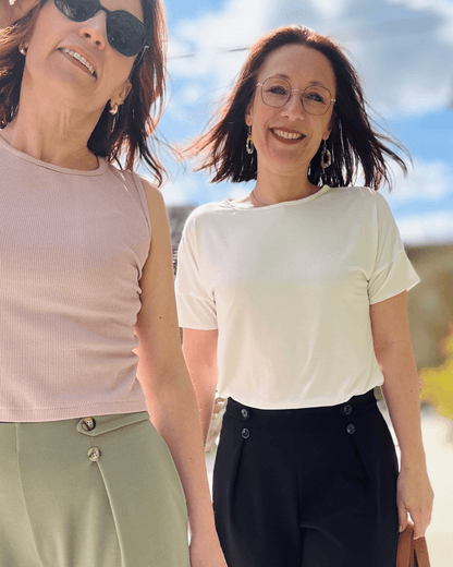 Deux femmes portant le Pantalon Pym’s - Patron PDF Femme du 32 au 52, patron de couture pdf à télécharger, coupe ample et élégante.