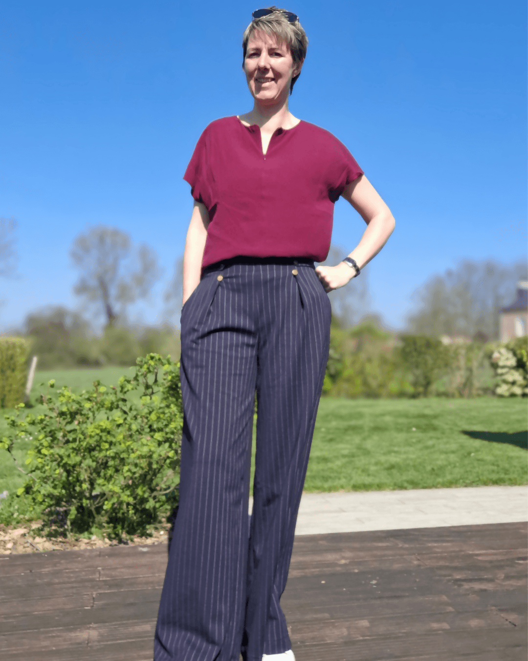 Femme portant le Pantalon Pym’s - Patron PDF Femme du 32 au 52, un patron de couture pdf à télécharger, en extérieur.