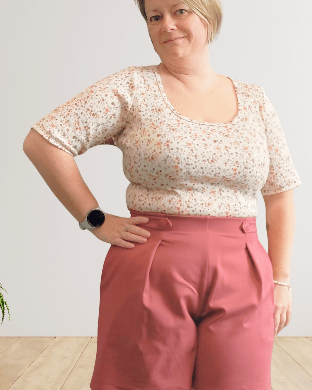 Femme portant le Pantalon Pym’s - Patron PDF Femme du 32 au 52, patron de couture pdf à télécharger.