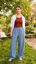 Femme portant le Pantalon Rigotte - Patron PDF Femme du 34 au 54 dans un jardin, patron de couture pdf à télécharger.