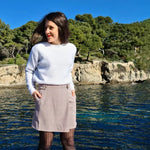 Femme portant Pantalon - Short Deauville - T34 à 48 au bord de la mer, patron de couture pdf à télécharger