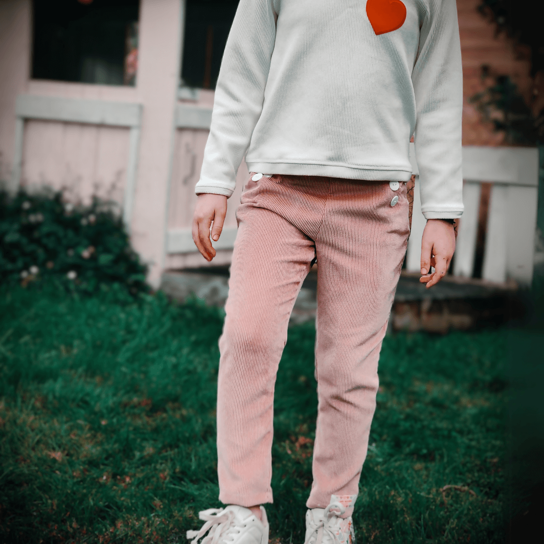 Pantalon - Short - Jupe Fauvette kids | Taille 2 à 12 ans, enfant portant un pantalon rose, patron de couture pdf à télécharger