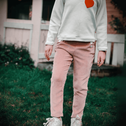 Pantalon - Short - Jupe Fauvette kids | Taille 2 à 12 ans, enfant portant un pantalon rose, patron de couture pdf à télécharger