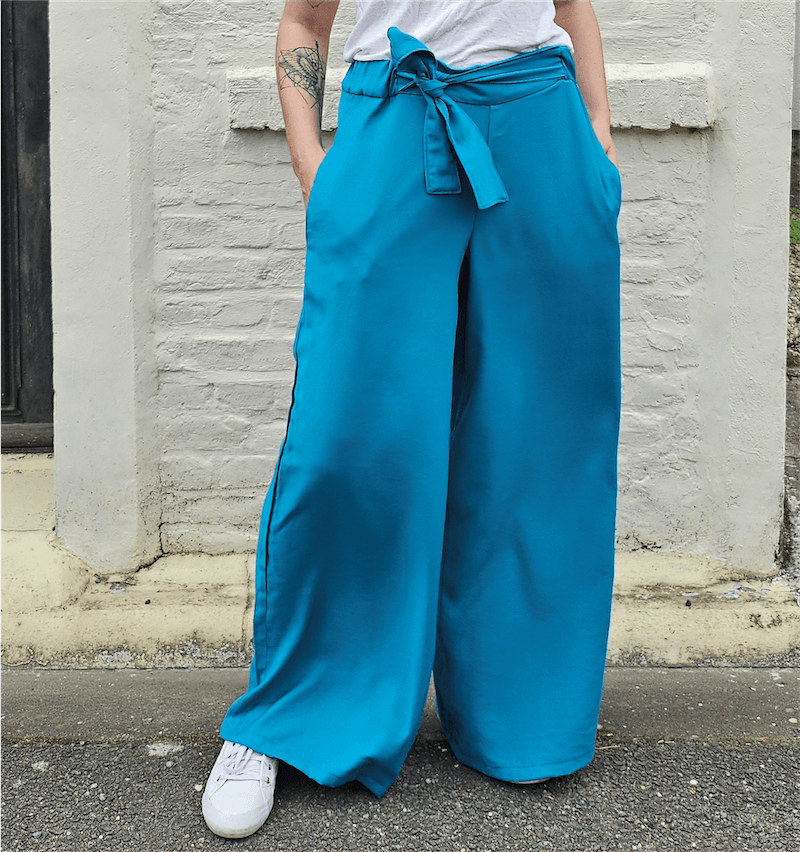 Pantalon Victor oversize bleu avec poches, ceinture à nouer; patron de couture pdf à télécharger pour longueurs ajustables.
