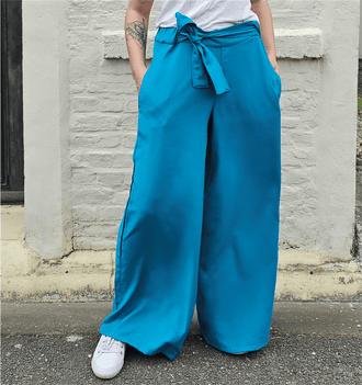Pantalon Victor oversize bleu avec poches, ceinture à nouer; patron de couture pdf à télécharger pour longueurs ajustables.