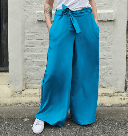 Pantalon Victor oversize bleu avec poches, ceinture à nouer; patron de couture pdf à télécharger pour longueurs ajustables.