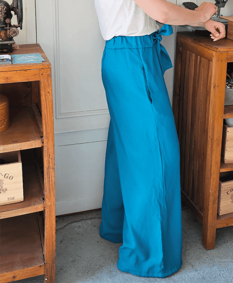 Pantalon Victor bleu oversize avec ceinture à nouer, patron de couture pdf à télécharger, taille élastiquée, sans chute.