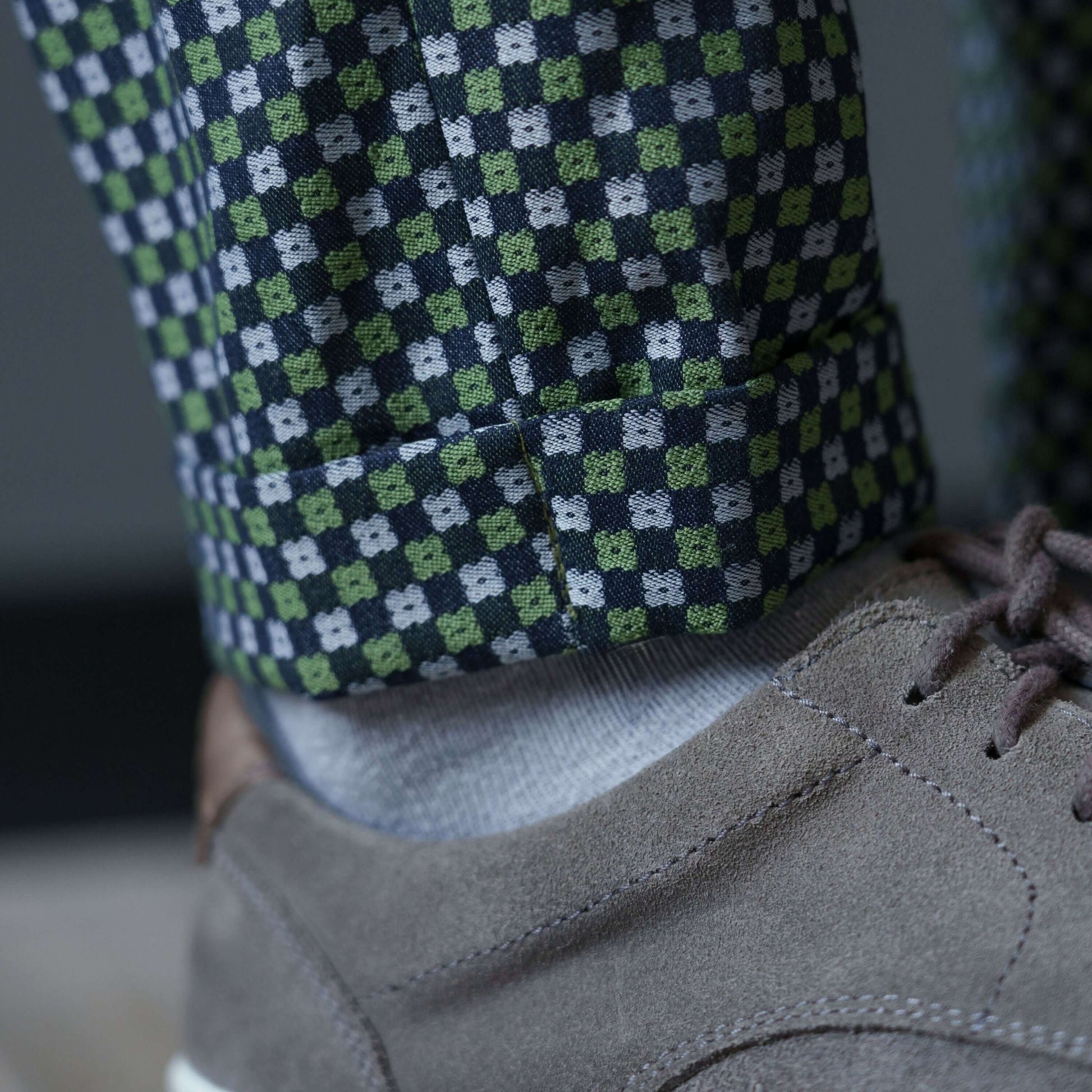 Pantalon - XS/XXL - BASIL patron de couture PDF à télécharger pour homme, détail du motif quadrillé du pantalon.