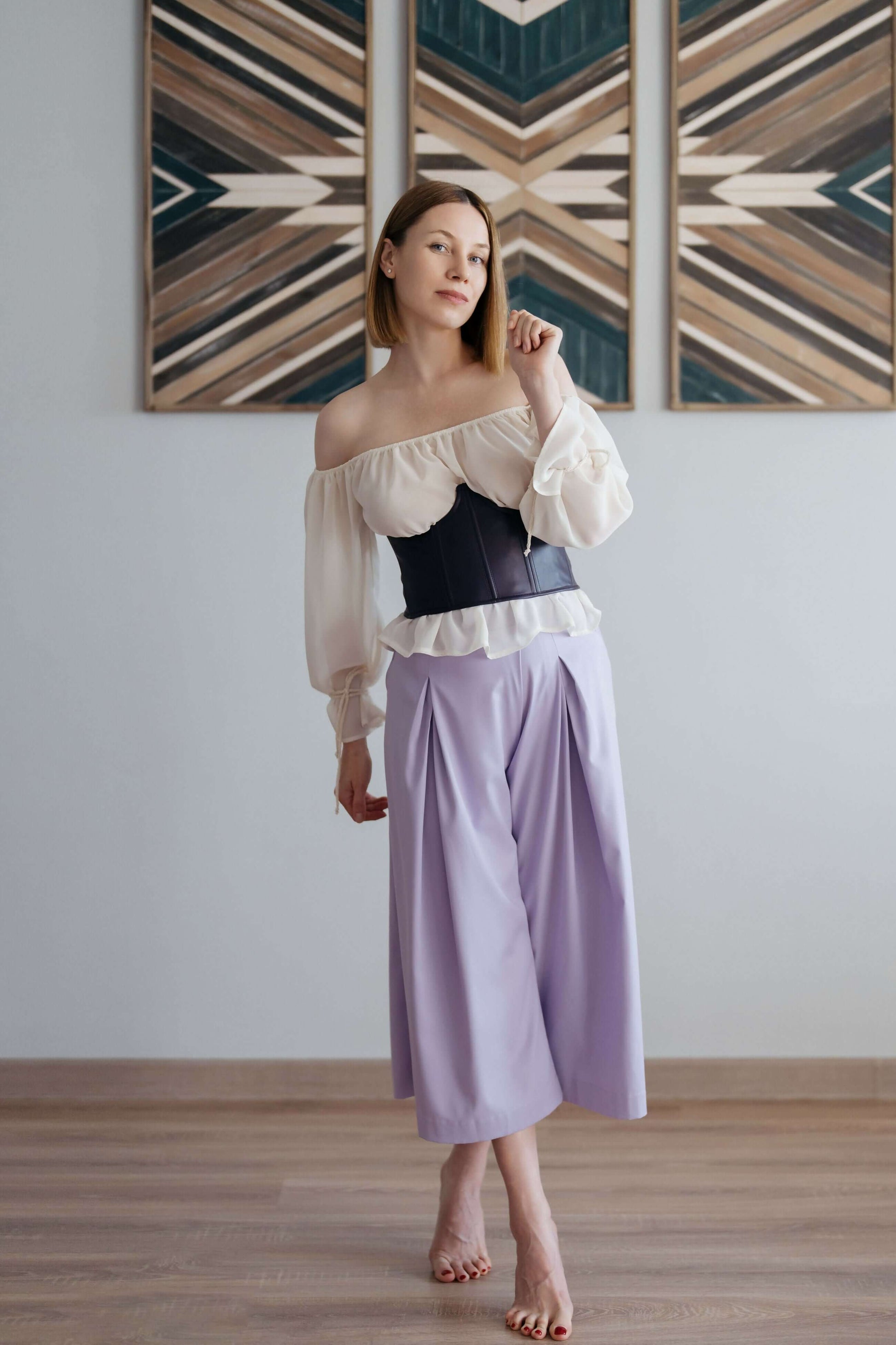 Pantalon - XXS-XL - VINTAGE CADILAC porté par une femme, avec un corset et un haut à volants.