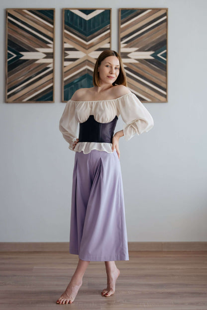 Pantalon - XXS-XL - VINTAGE CADILAC porté par un modèle sur fond artistique.