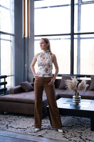 Modèle portant le pantalon - XXS/XL - CARAMEL DELIGHT, patron de couture PDF à télécharger, dans un salon moderne.