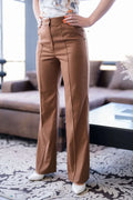Pantalon - XXS/XL - CARAMEL DELIGHT, patron de couture PDF à télécharger, montré en taille réelle dans un salon élégant.