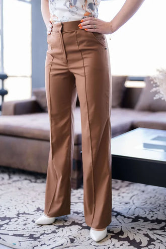 Pantalon - XXS/XL - CARAMEL DELIGHT, patron de couture PDF à télécharger, montré en taille réelle dans un salon élégant.