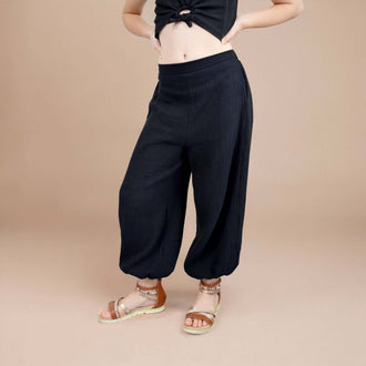 Pantalon Yasmine Enfants, patron de couture pdf à télécharger, présenté avec coupe ample et ceinture haute.