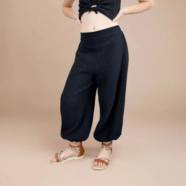 Pantalon Yasmine Enfants, patron de couture pdf à télécharger, présenté avec coupe ample et ceinture haute.