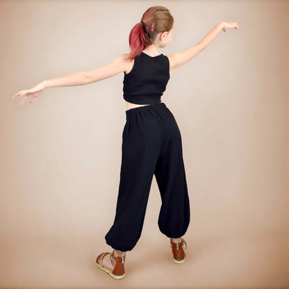 Pantalon Yasmine Enfants avec ceinture élastiquée, jambes bouffantes. Patron de couture pdf à télécharger.