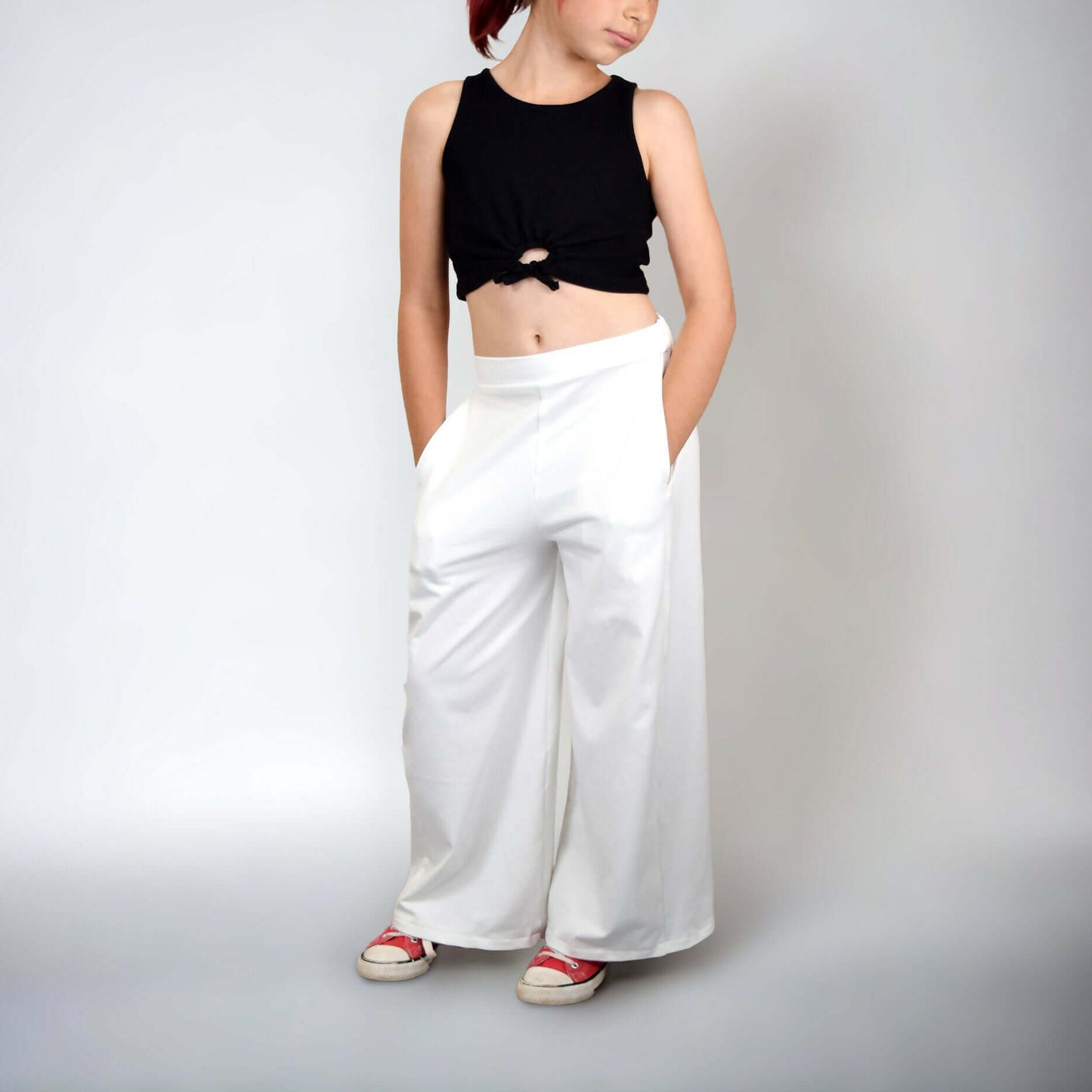 Pantalon Yasmine Enfants en blanc, coupe ample et confortable, patron de couture pdf à télécharger, simplicité et élégance.