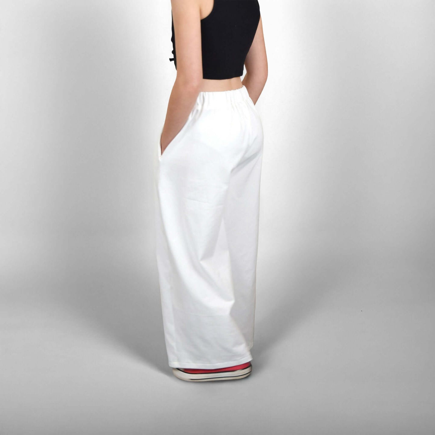 Modèle en Pantalon Yasmine Enfants, coupe ample et ceinture haute. Disponible en patron de couture PDF à télécharger.