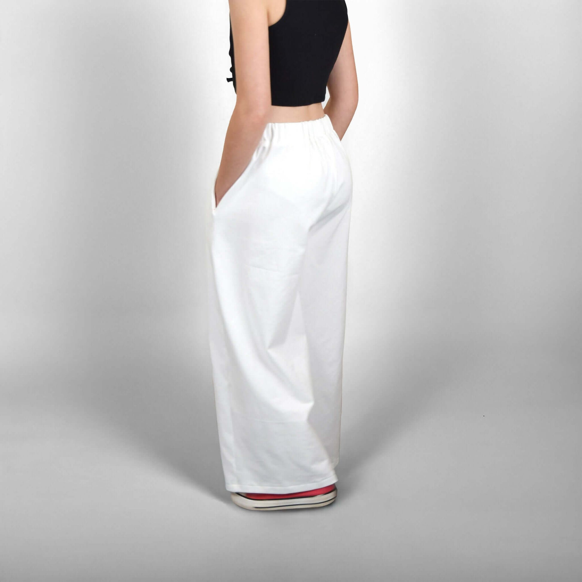 Modèle en Pantalon Yasmine Enfants, coupe ample et ceinture haute. Disponible en patron de couture PDF à télécharger.