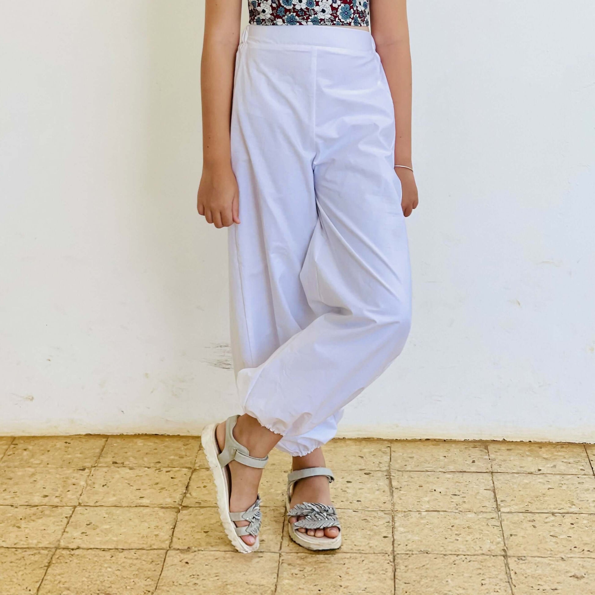 Pantalon Yasmine Enfants avec coupe ample et ceinture haute, patron de couture pdf à télécharger pour enfants mode.