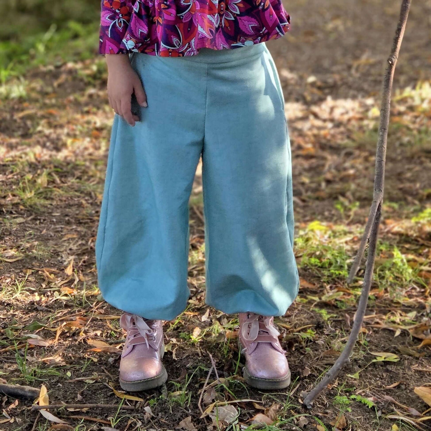 Pantalon Yasmine Enfants, patron de couture pdf à télécharger, enfant portant un pantalon ample bleu en extérieur
