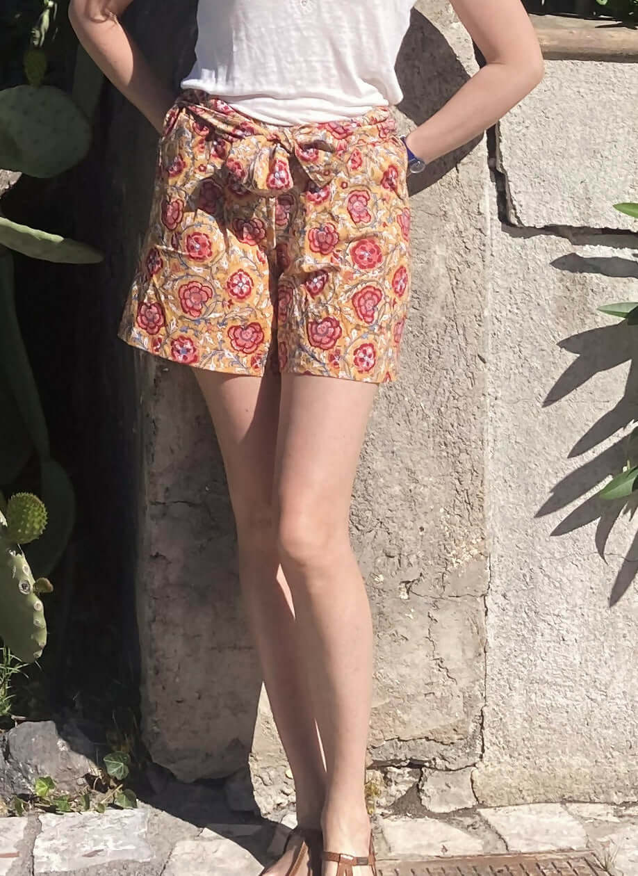 Pantalon ou short Orsi en tissu imprimé, patron de couture pdf à télécharger avec ceinture et nœud pour une touche féminine.