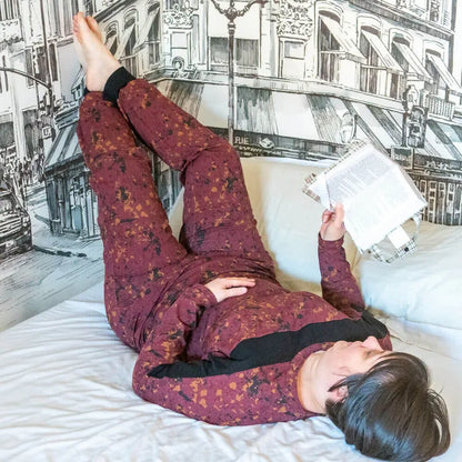 Pantalon pyjama sportwear, 34 au 56, 4 statures – Camomille, patron de couture pdf à télécharger, porté allongé sur un lit.