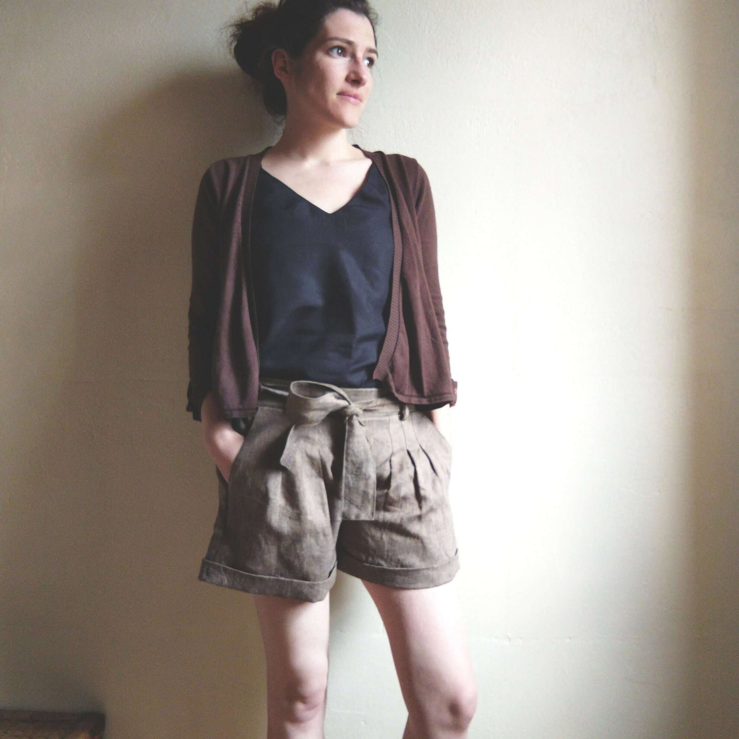 Modèle féminin portant Pantalon/Short "Zya"- patron PDF du 32 au 60, pli palazzo et poches italiennes, tutoriel de couture téléchargeable.