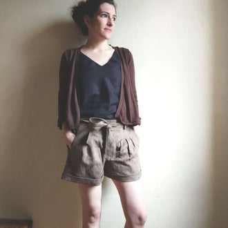 Modèle féminin portant Pantalon/Short "Zya"- patron PDF du 32 au 60, pli palazzo et poches italiennes, tutoriel de couture téléchargeable.
