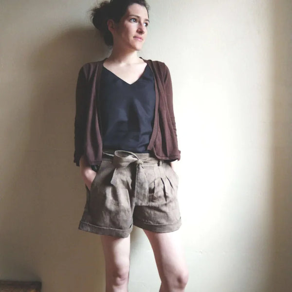 Modèle féminin portant Pantalon/Short "Zya"- patron PDF du 32 au 60, pli palazzo et poches italiennes, tutoriel de couture téléchargeable.