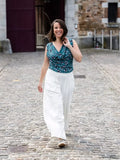Femme portant le Patron PDF Blouse Bénitier PINA COLADA, imprimé floral bleu-vert et blanc, vue de face en situation