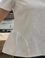 Femme portant le Patron PDF Blouse Mimosa, vue du détail de la coupe évasée et du tombé en mousseline