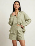 Patron PDF Chemisier femme MIA, vue portée en lin naturel, coupe oversize avec shorts assortis