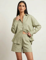 Patron PDF Chemisier femme MIA, vue portée en lin naturel, coupe oversize avec shorts assortis