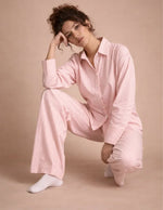 Patron PDF Ensemble Blouse & Pantalon Pyjama ROSIE, rayures rose et blanc, femme assise en coton