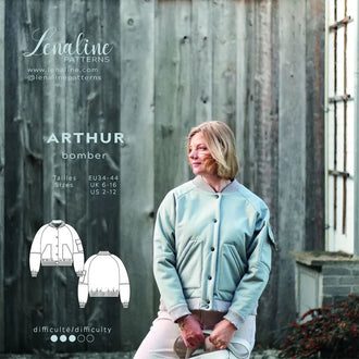 Patron PDF Femme Bomber Arthur du 34 au 44, veste courte à manches raglan en coton bleu ciel, portée en extérieur