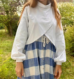 Femme portant le Patron PDF Gilet Tourmaline, vue de face avec chemise à carreaux bleu et blanc sous gilet blanc ouvert