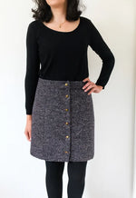 Femme portant le Patron PDF Jupe Klee du 34 au 48 en tweed, vue de face, coupe portefeuille boutonnée