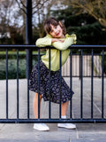 Fille portant une jupe élégante, idéale pour le patron de couture pdf à télécharger Patron PDF Jupe NOISETTE Femme/Enfant.