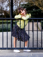 Fille portant une jupe élégante, idéale pour le patron de couture pdf à télécharger Patron PDF Jupe NOISETTE Femme/Enfant.