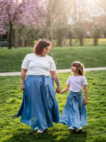 Patron PDF Jupe NOISETTE Femme/Enfant, maman et fille en jupes bleues dans un parc, patron de couture pdf à télécharger