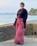 Femme portant le Patron PDF Jupe-culotte Aneth du 34 au 56, rouge à motifs floraux, debout face à la mer